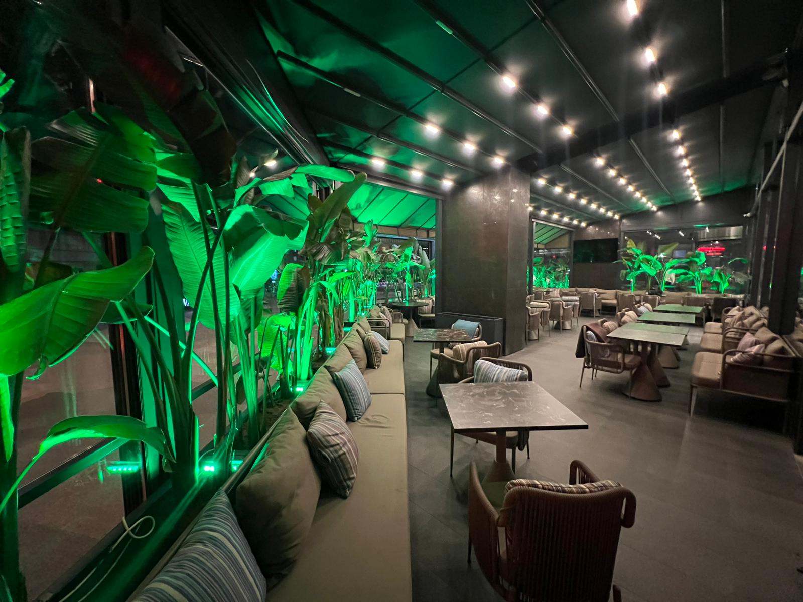 Cookzania Bomonti — yeşil ışıklı lounge